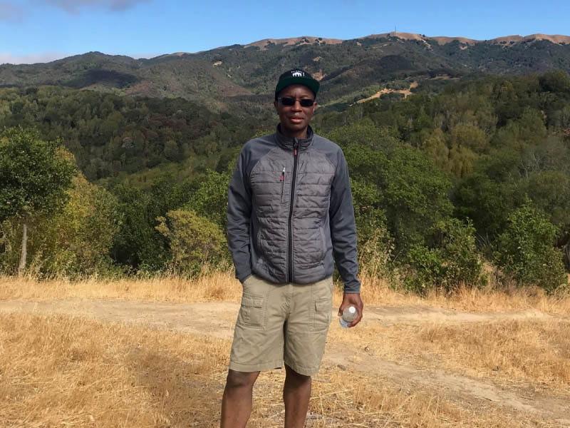 Dr. 布鲁斯Ovbiagele在加州马林县的伯德尔山徒步旅行. 