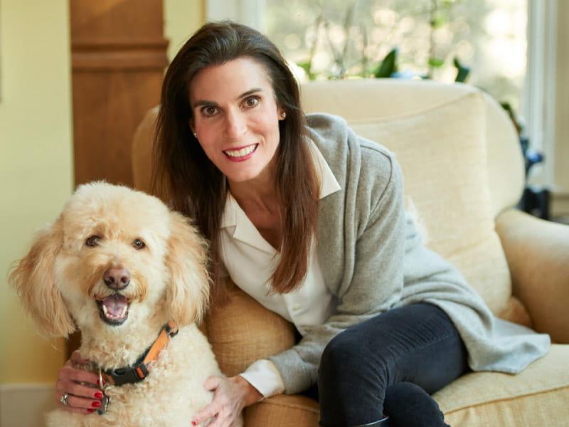 Dr. 2018年，贝丝·弗雷茨和她的狗里斯. 自理了 