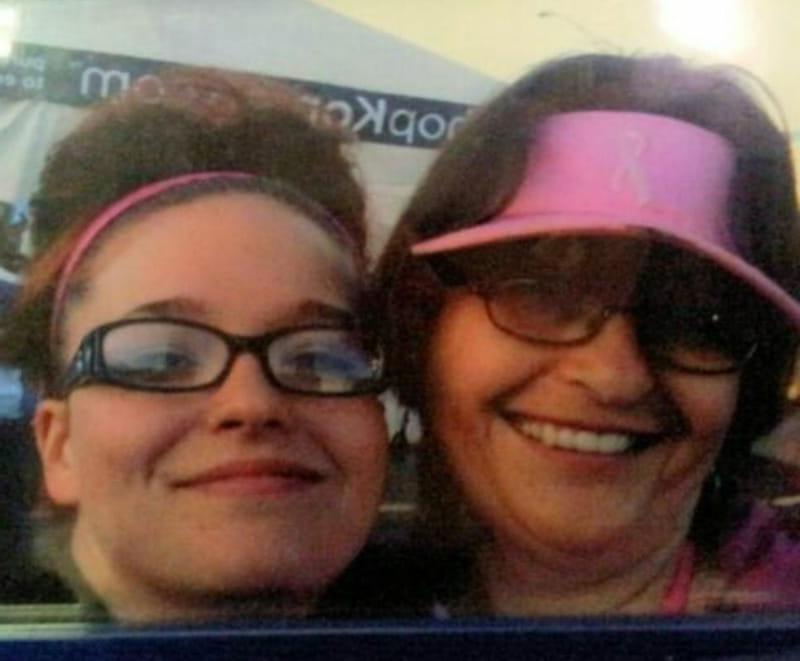 2012年，Sarah Steinsiek(右)和她的妈妈Ruthie Hare. 露丝于2014年死于心脏病. (图片来源:Sarah Steinsiek)